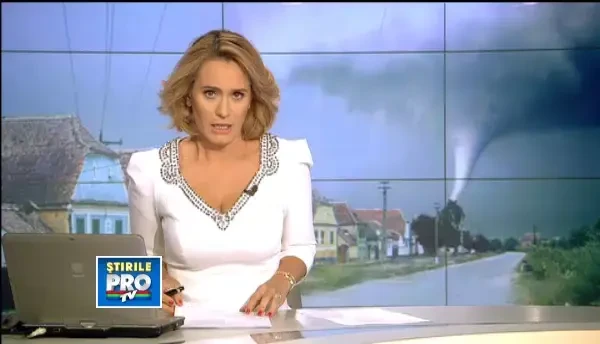 Ce a ramas din localitatea unde tornada si viitura au scos masinile din curti