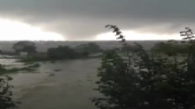 Sat din Tulcea, maturat de o tornada. Acoperisurile caselor au fost aruncate zeci de metri prin aer