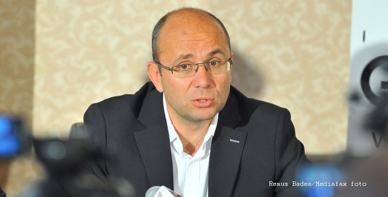 Cozmin Gusa, surprins cu 108 kilometri la ora in localitate, a ramas fara permis de conducere