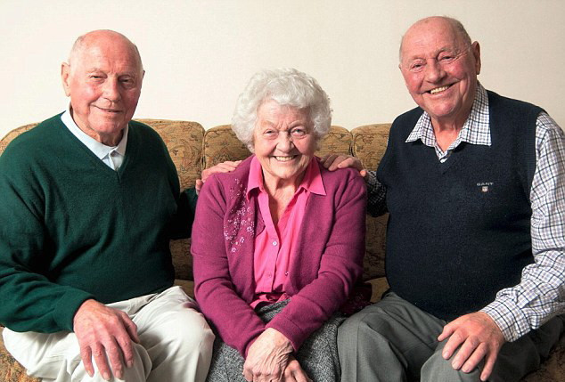 Cei mai batrani tripleti din Marea Britanie au ajuns la varsta de 80 de ani. FOTO
