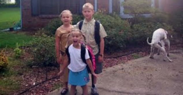 Poza zilei pe internet. Cum au stricat doi caini instantaneul unor copii. FOTO