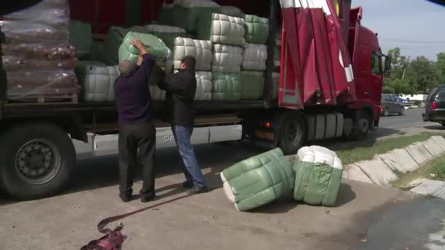 Zeci de TIR-uri cu ajutoare pentru sinistratii din jud. Galati. In zona exista riscul unei epidemii