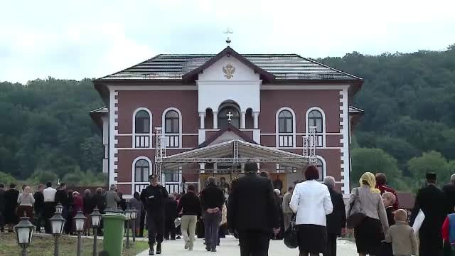 Cum arata noua episcopie din Salaj, de peste 1 MILION de euro. Are candelabre de cristal si crama