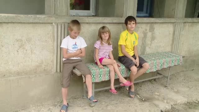 Povestea fratilor premianti, care merg la scoala cu papucii rupti. "Am avut bani doar pentru caiete"