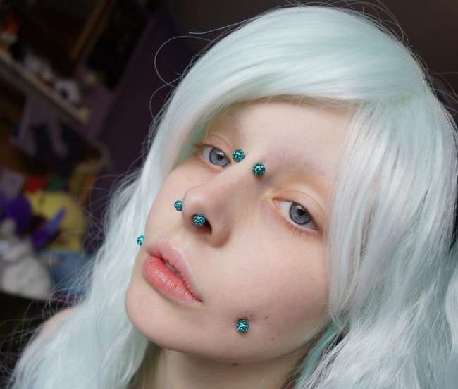 Cea mai infricosatoare papusa umana. Cum arata aceasta tanara dupa ce se machiaza