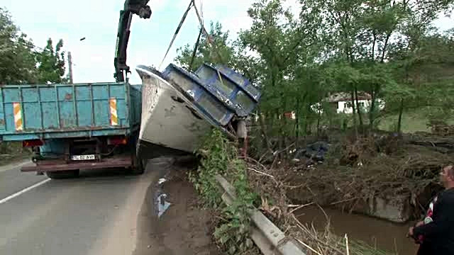 Efectele dezastrului provocat de inundatii. Cum a fost luata de suvoaie o salupa de 3,5 tone