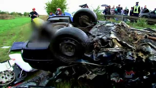 Au facut slalom pe DN7 si n-au mai avut timp sa se fereasca de un TIR: 2 morti si 5 raniti