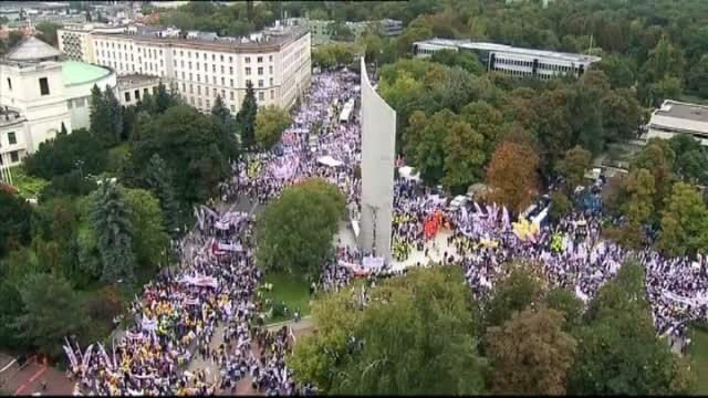 Peste 100.000 de oameni au manifestat in Polonia impotriva guvernului: "Am devenit sclavi!"