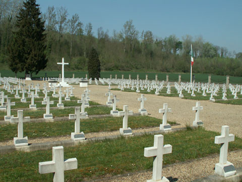 Un roman este cercetat in Italia pentru ca si-a construit o casa intr-un cimitir - presa