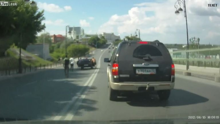 Au alergat dupa o masina care a luat-o la vale, pe contrasens. Cum s-a sfarsit aventura. VIDEO