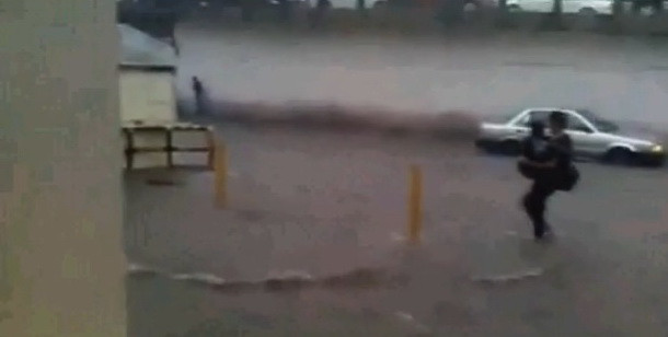 Si-a luat iubita in brate ca sa nu se ude. Ce s-a intamplat dupa 30 de secunde. VIDEO