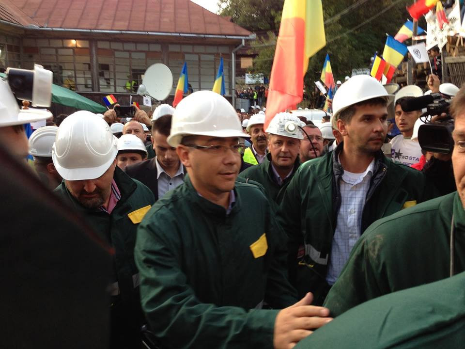 Minerii de la Rosia Montana au iesit din subteran impreuna cu Ponta. "Le-am promis ca facem comisie"