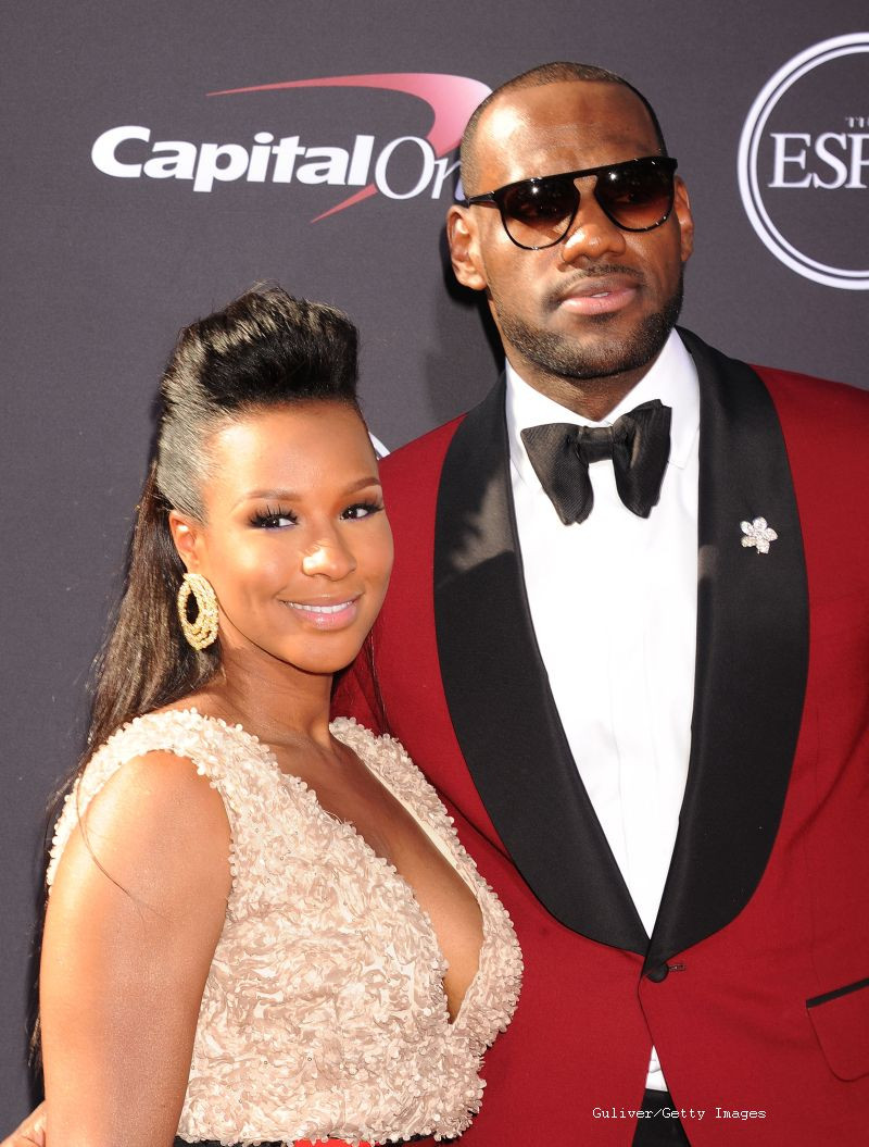 Baschetbalistul LeBron James s-a casatorit cu Savannah Brinson. Cei doi sunt impreuna din liceu
