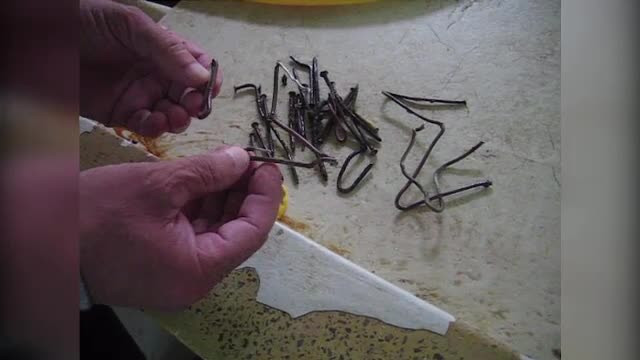 Un bacauan ar fi murit din cauza unei boli foarte rare. Zeci de cuie au fost gasite in stomacul sau