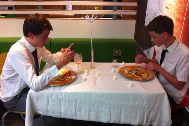 Motivul pentru care trei tineri au fost alungati dintr-un McDonald's. "Am vrut sa fim civilizati"