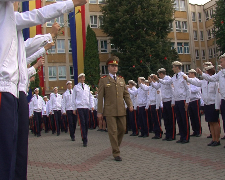 Peste 400 de elevi au inceput astazi cursurile Colegiului Militar din Alba Iulia