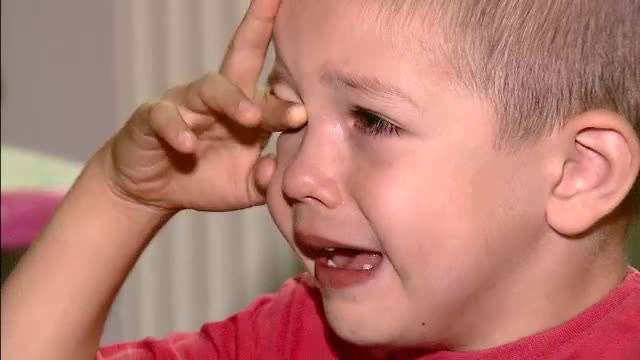 Imaginile primei zile din noul an scolar. Replica acestui copil lasat de parinti singur in clasa