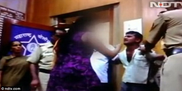 Si-a facut singura dreptate in sectia de politie. Reactia unei tinere cand isi vede agresorul