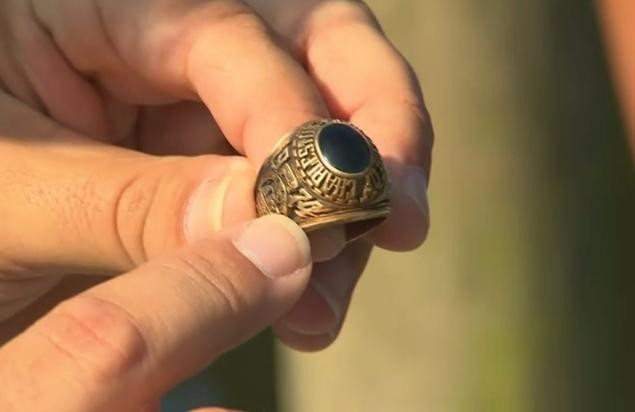 A gasit pe fundul unui rau un inel pierdut acum 40 de ani. Ce era scris pe interiorul sau