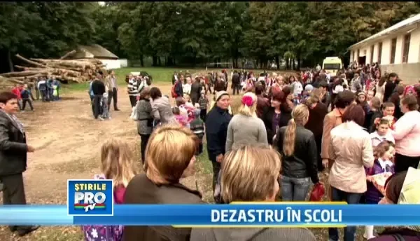 Cei 7 ani din clasa. Din 2007, nimeni nu repara scolile in care elevii ies la tabla pe sub banci