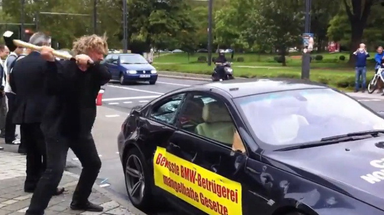 Si-a distrus propria masina in valoare de 120.000 de euro. VIDEO