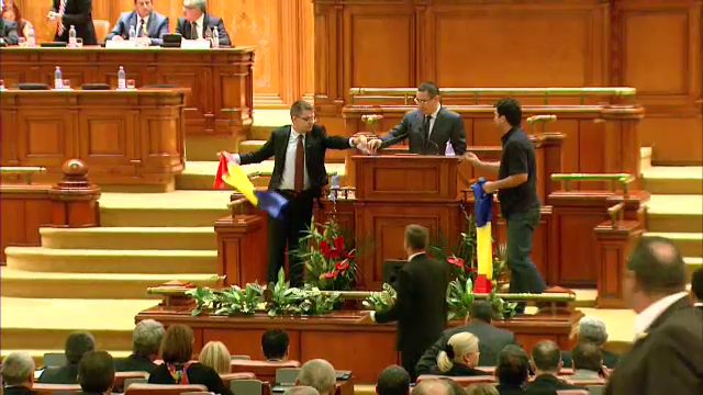 "Pretul tradarii." Discursul lui Ponta in plen, intrerupt de Neamtu, care i-a dat un saculet cu bani