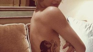 O cantareata cunoscuta si-a tatuat o femeie topless pe mijloc. Reactia fanilor