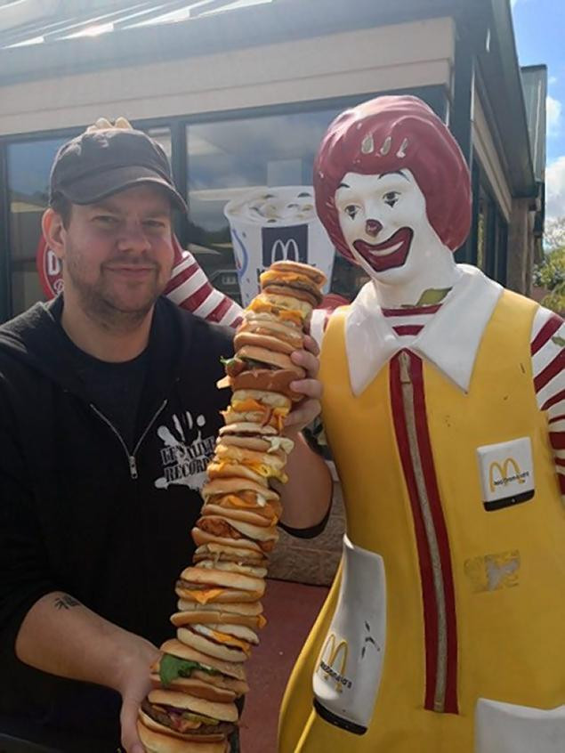 Cum arata sandvisul cu "de toate" de 141 dolari, cel mai mare produs vazut la McDonald's