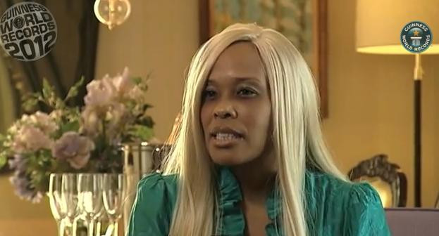 Cum arata cele mai lungi unghii din lume. Femeia nu si le-a mai taiat de 23 de ani. VIDEO