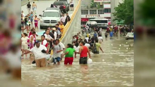 Turistii din Acapulco, disperati sa plece din calea apelor. O furtuna si un uragan au lovit Mexicul