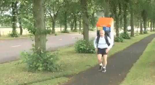 Ce a patit barbatul care a vrut sa traverseze Marea Britanie pe jos cu un frigider in spate