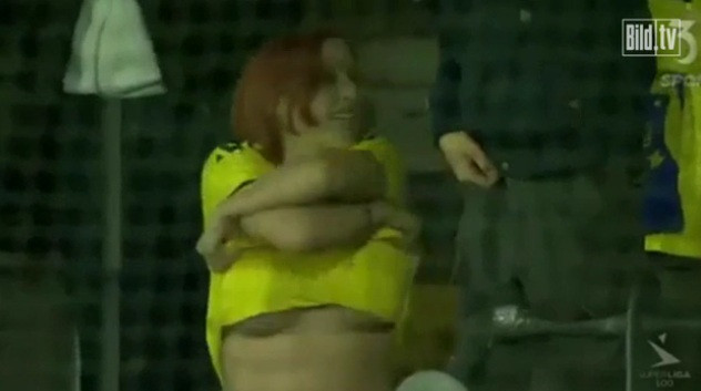 A vrut sa sarbatoreasca precum fotbalistii. O suportera suedeza a ramas fara tricou in tribune