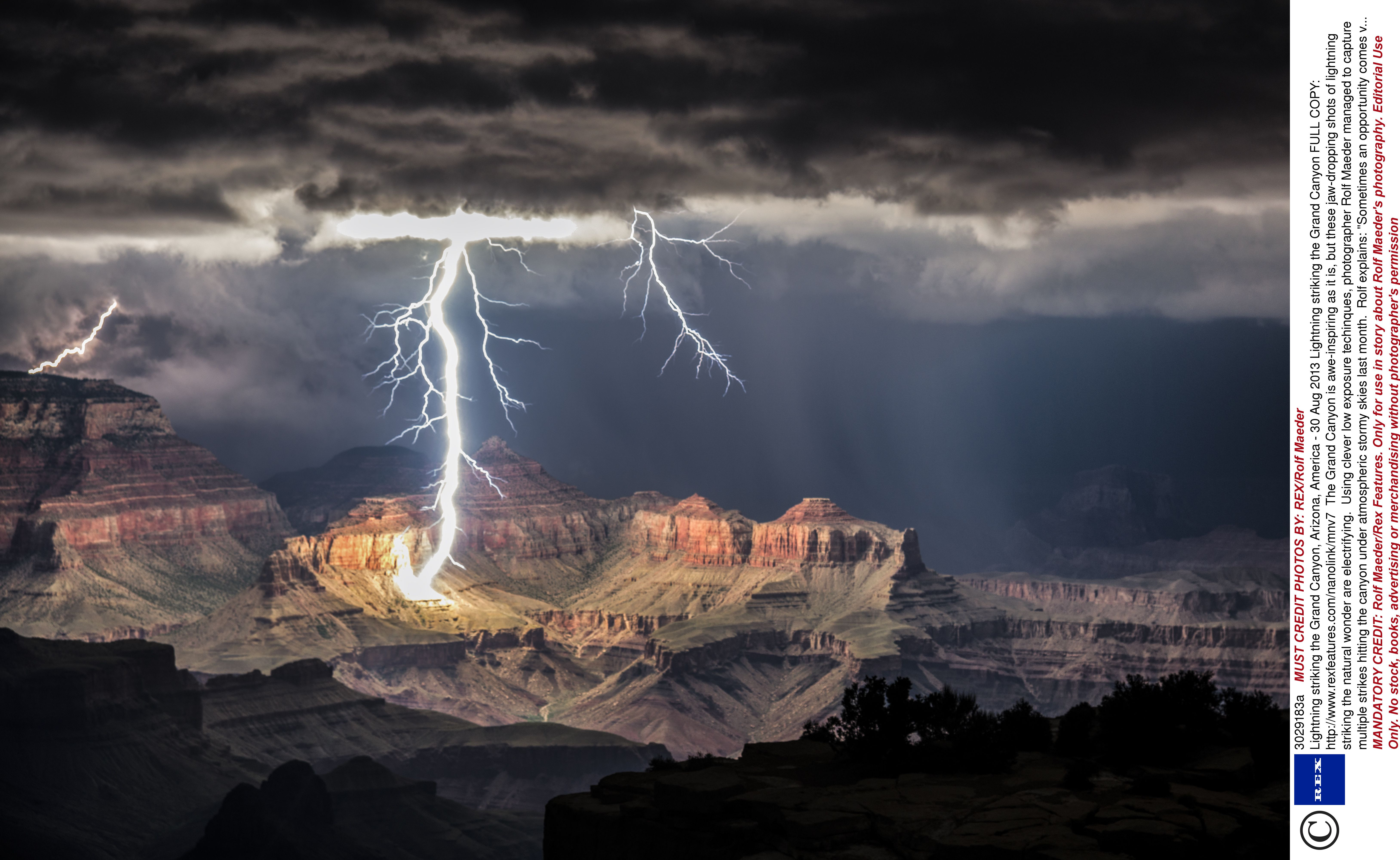 Momentul rar in care Marele Canion este lovit de fulgere, surprins de un fotograf