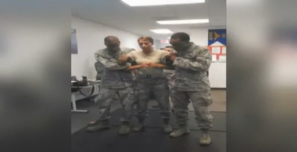 Moment amuzant in armata americana. Cum reactioneaza aceasta femeie cand este electrocutata. VIDEO