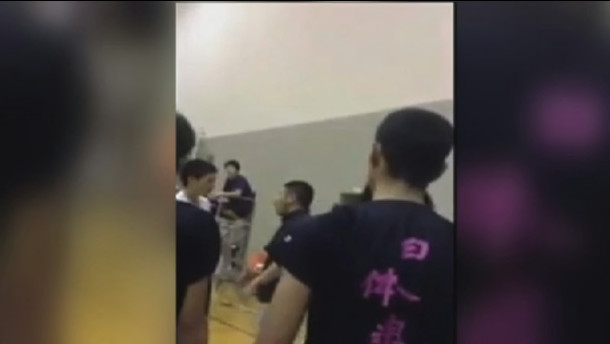 Imagini dintr-o scoala japoneza. Un elev este luat la palme de profesorul sau de sport. VIDEO