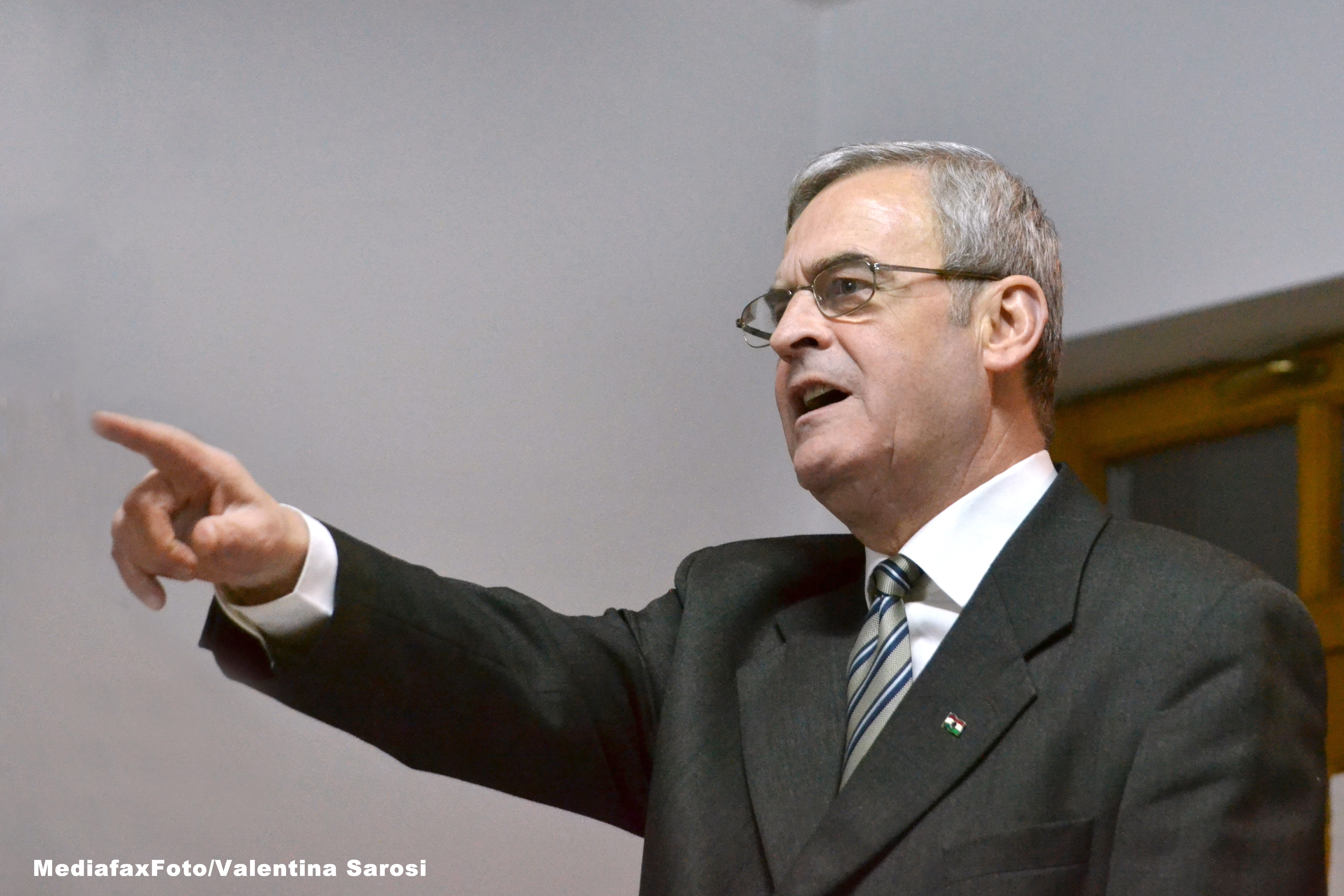 Tokes a citat textual, intr-o conferinta de presa, o inscriptie antimaghiara extrem de vulgara