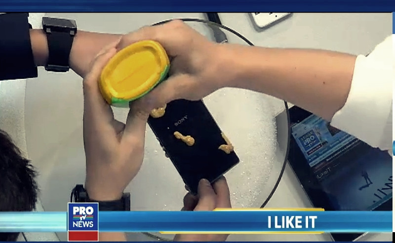 Experiment la iLikeIT. Cum rezista la mustar, apa si sapun Xperia Z1 si ceasul Smart Watch2