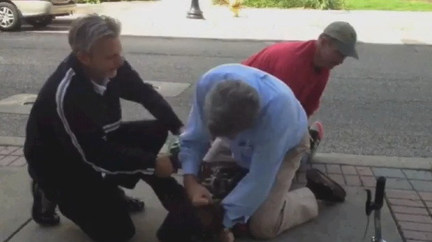 Momentul in care o femeie este batuta, dupa ce a incercat sa fure o poseta. VIDEO