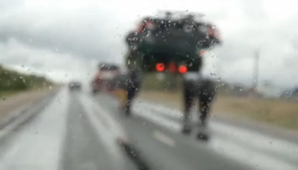 Se intampla in Rusia: "Chestia" asta circula pe sosea: " Nu stim exact ce este:" VIDEO