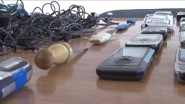 Preotul inchisorii din Bacau, surprins cu 4 telefoane mobile. Spovedania, momentul "distributiei"
