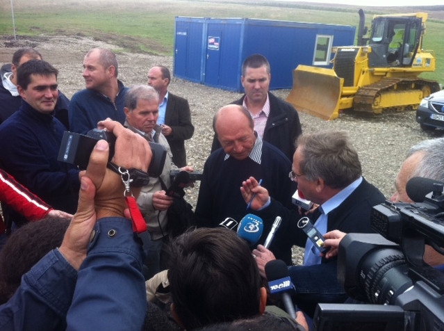 Basescu nu a gasit niciun muncitor la gazoductul Ungheni. "Lucrarile nu vor fi gata in decembrie"