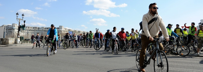 Incidente la marsul din Capitala. Un sofer a intrat cu masina printre biciclisti, lovind 7 persoane