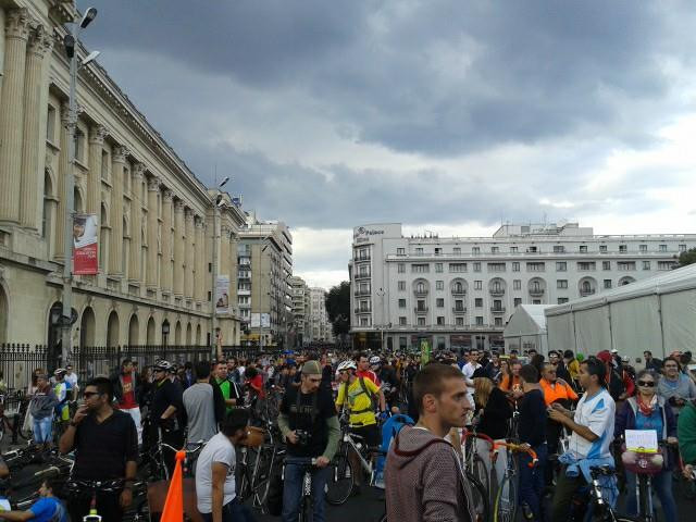 biciclisti piata revolutiei 2