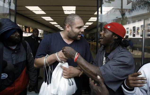 Un american a pacalit 70 de oameni ai strazii sa stea la coada toata noaptea pentru noul iPhone