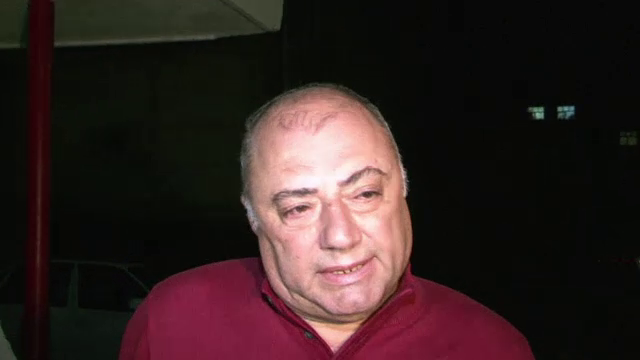 Cu lacrimi in ochi, fostul primar al Craiovei, Antonie Solomon, s-a prezentat in arestul politiei