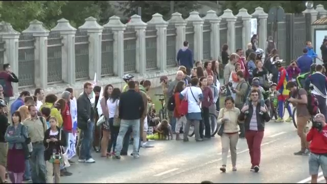 Lant uman in jurul Palatului Parlamentului. Mii de oamenii au protestat fata de Rosia Montana