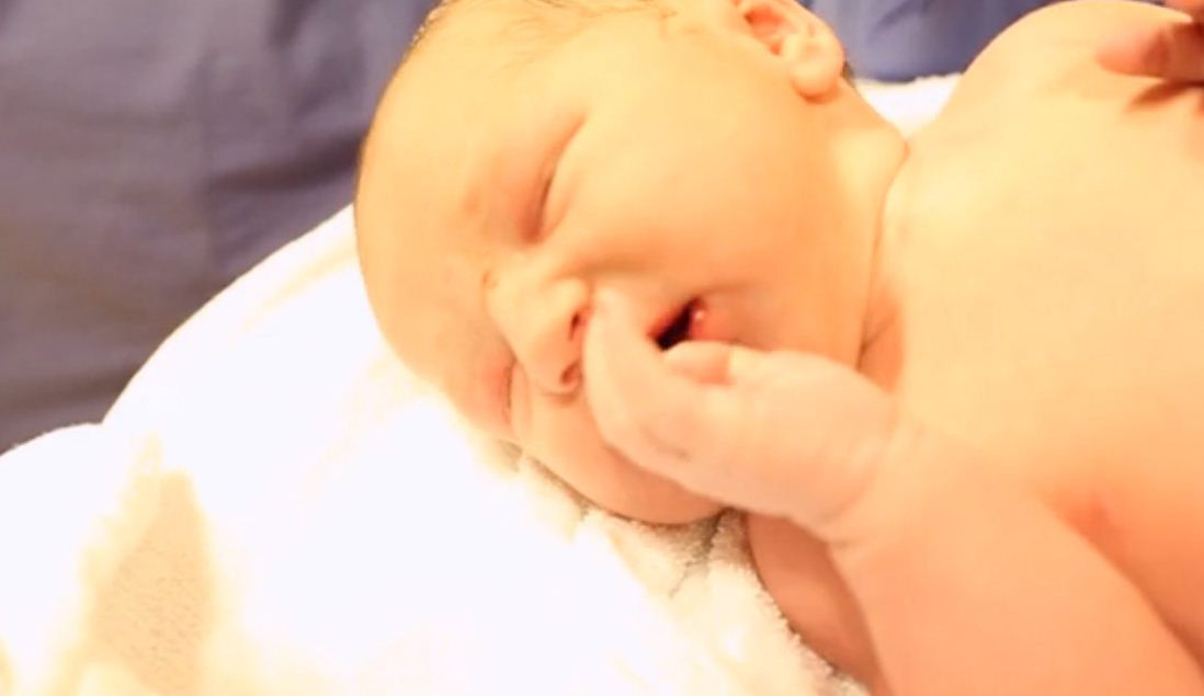 A filmat chiar de ziua lui nasterea baiatului sau pe marginea unei autostrazi