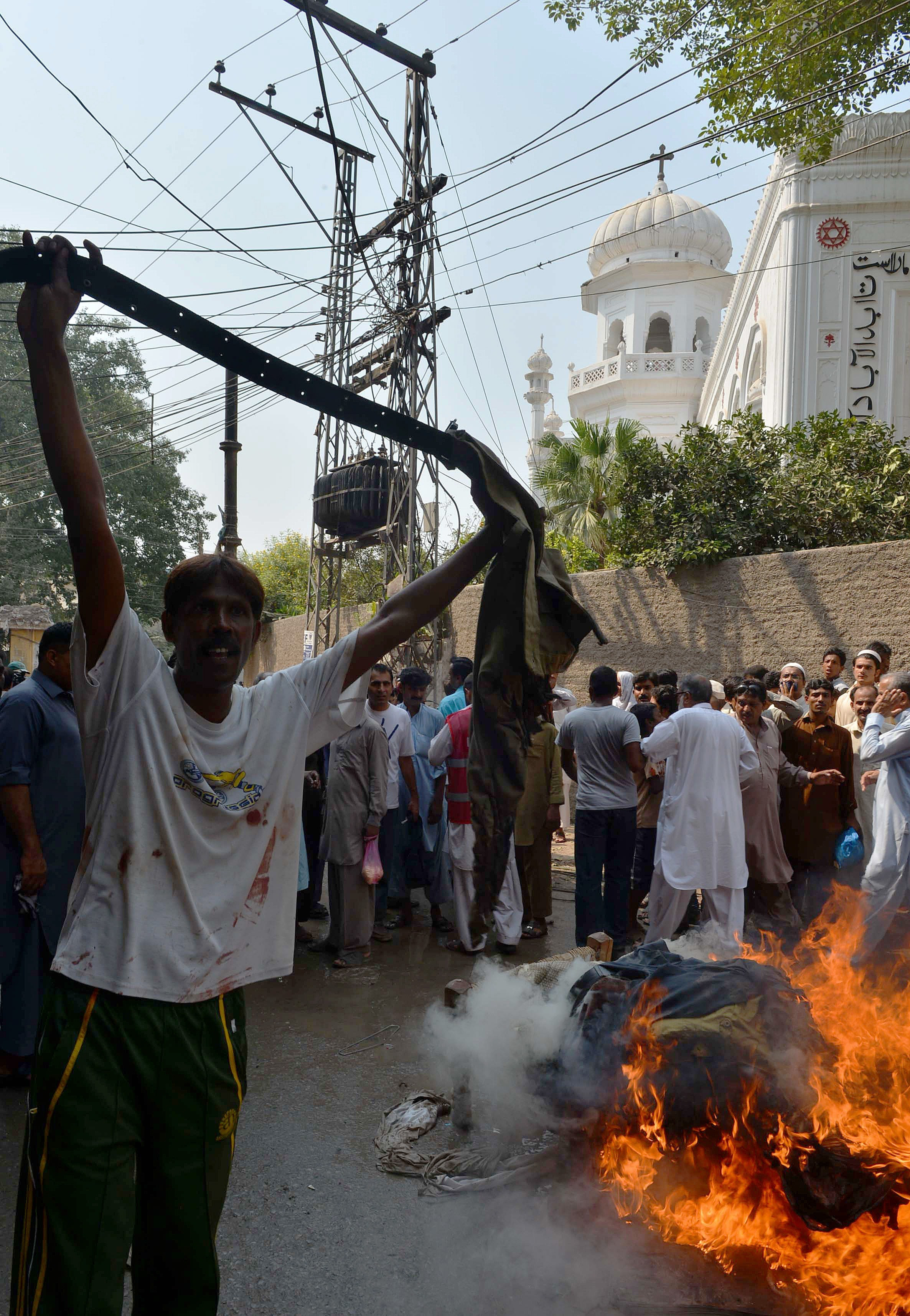55 de morti,printre care femei si copii,dupa un atac sinucigas cu bomba intr-o biserica din Pakistan
