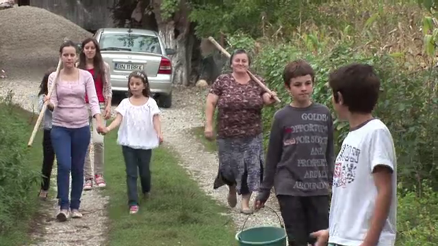 Exemplul dat de zecile de familii din Bistrita-Nasaud celor care isi lasa copiii in orfelinate