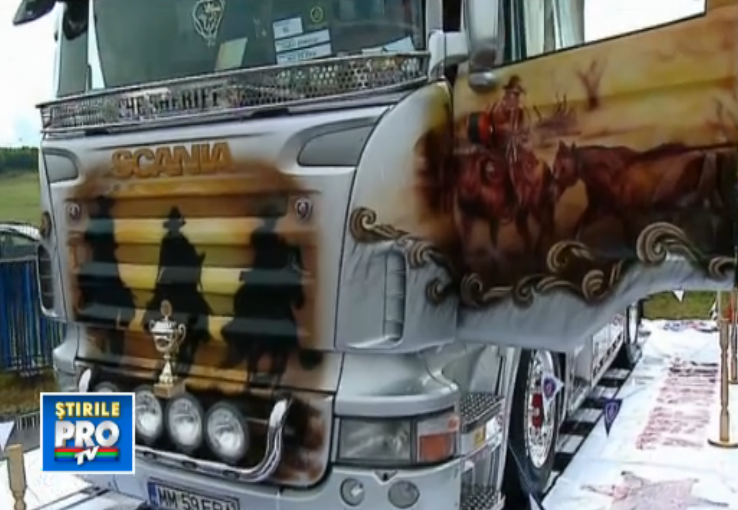 Zeci de camioane si motociclete personalizate au participat la un concurs de frumusete